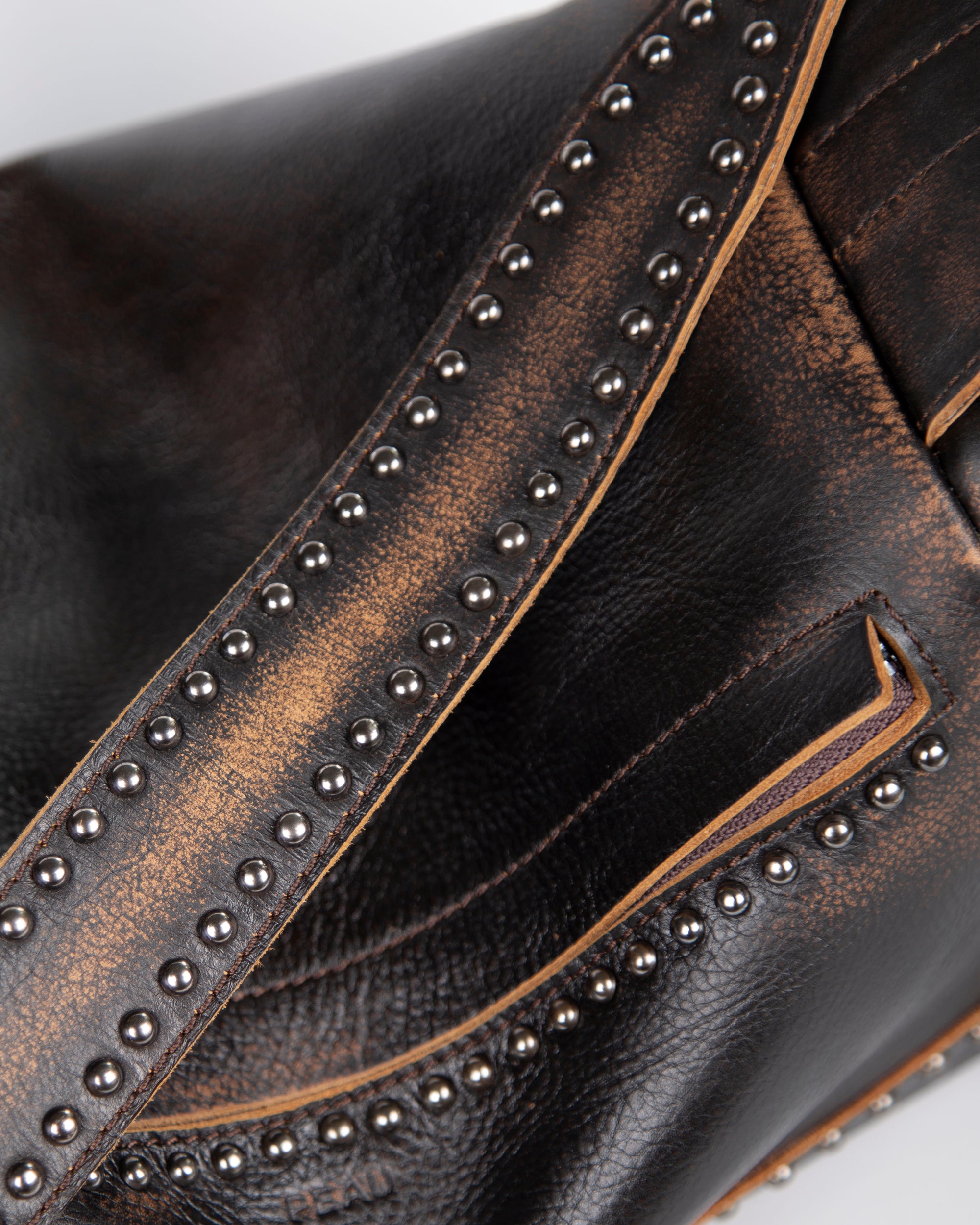 Elliot Studs Large - Distressed Brown